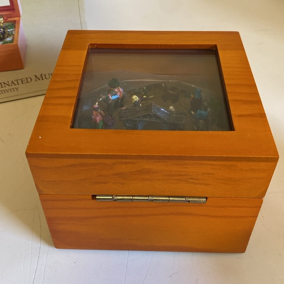 Gold Label Vintage Animated Illustrate Music Box Nativity, Plays Away In Manger - Picture 6 of 8